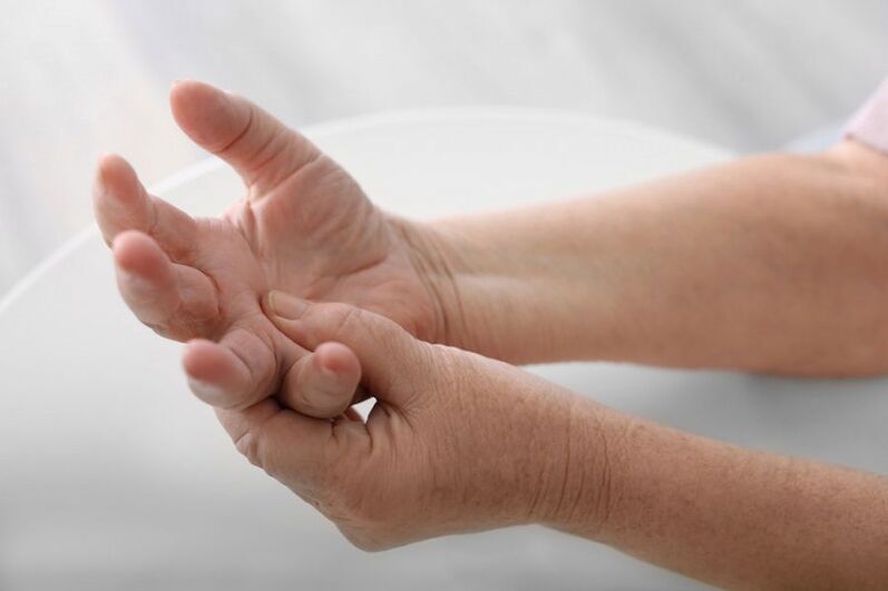 Durerea în mâini și degete este un simptom comun al osteocondrozei cervicale