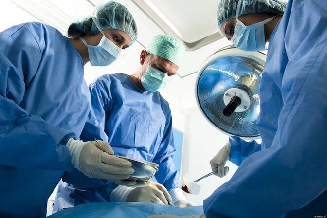 Procesul de efectuare a unei intervenții chirurgicale pe o articulație bolnavă