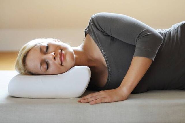 Dormiți pe perna ortopedică ca prevenire a osteochondrozei cervicale
