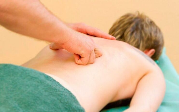 Efectuarea masajului spatelui toracic pentru osteocondroză
