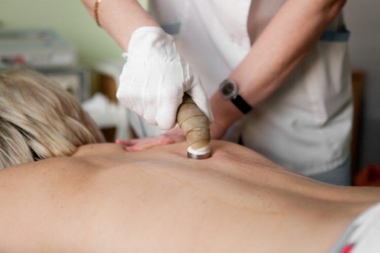 Procedura fizioterapeutică pentru tratamentul osteocondrozei toracice, prescrisă de medicul curant